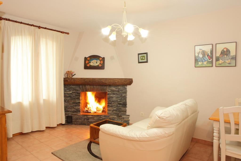Apartamentos Alba Casa Alquesera Sahun Chambre photo