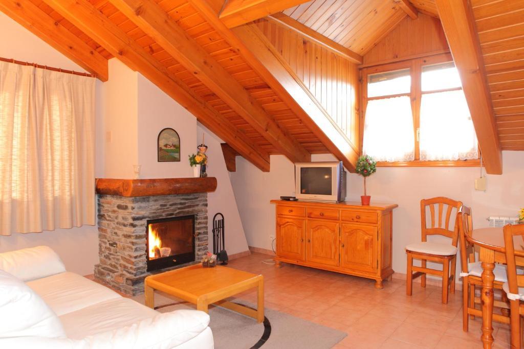 Apartamentos Alba Casa Alquesera Sahun Chambre photo